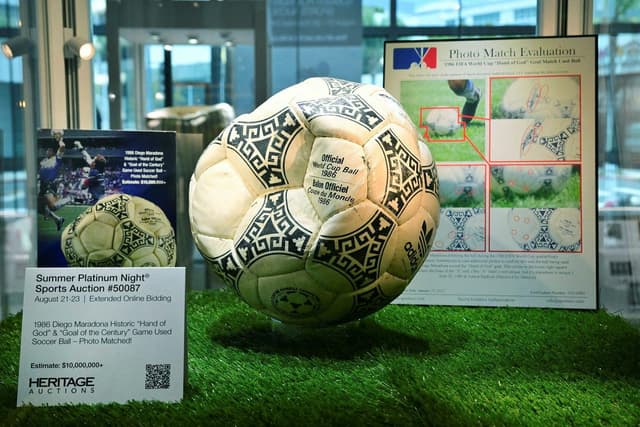 Boltinn sem Maradona skoraði með seldist á uppboði