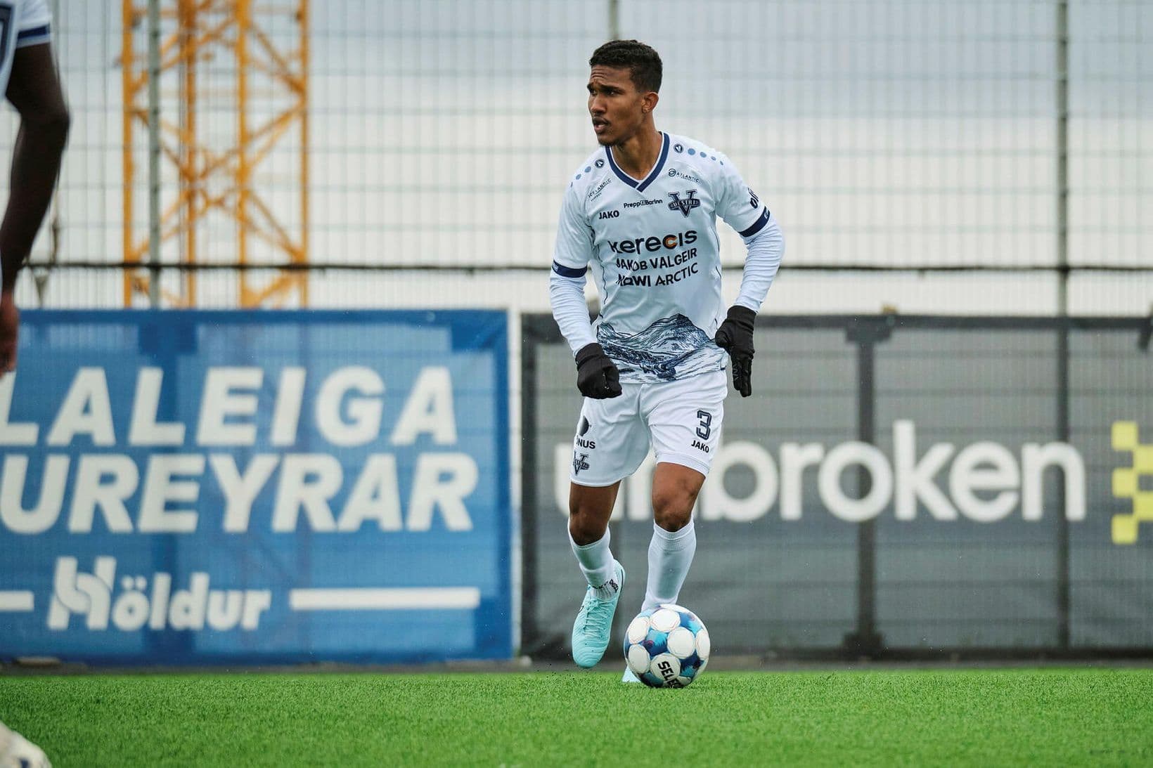 Edson fer til Aserbaísjan