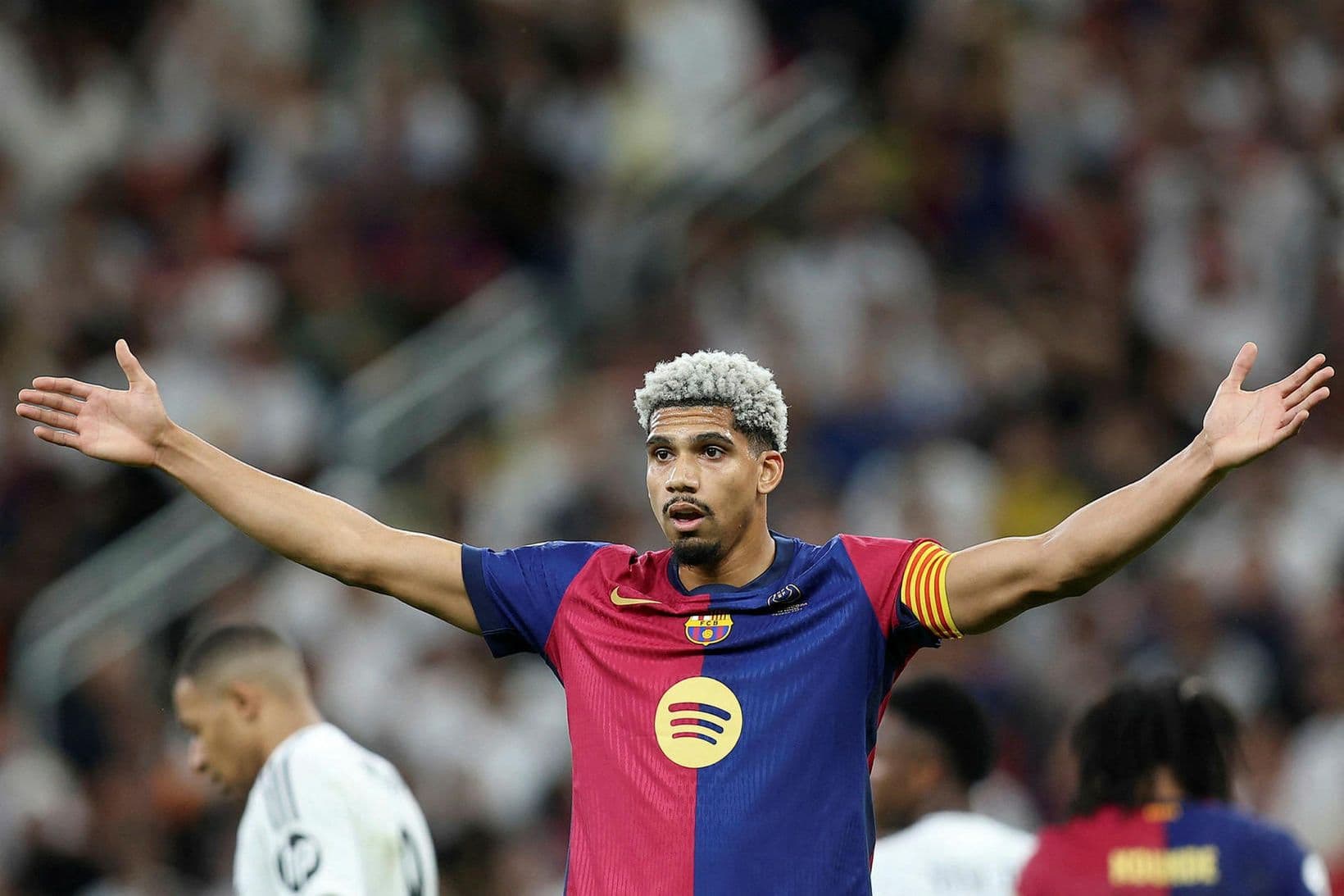 Ronald Araújo fer til Liverpool