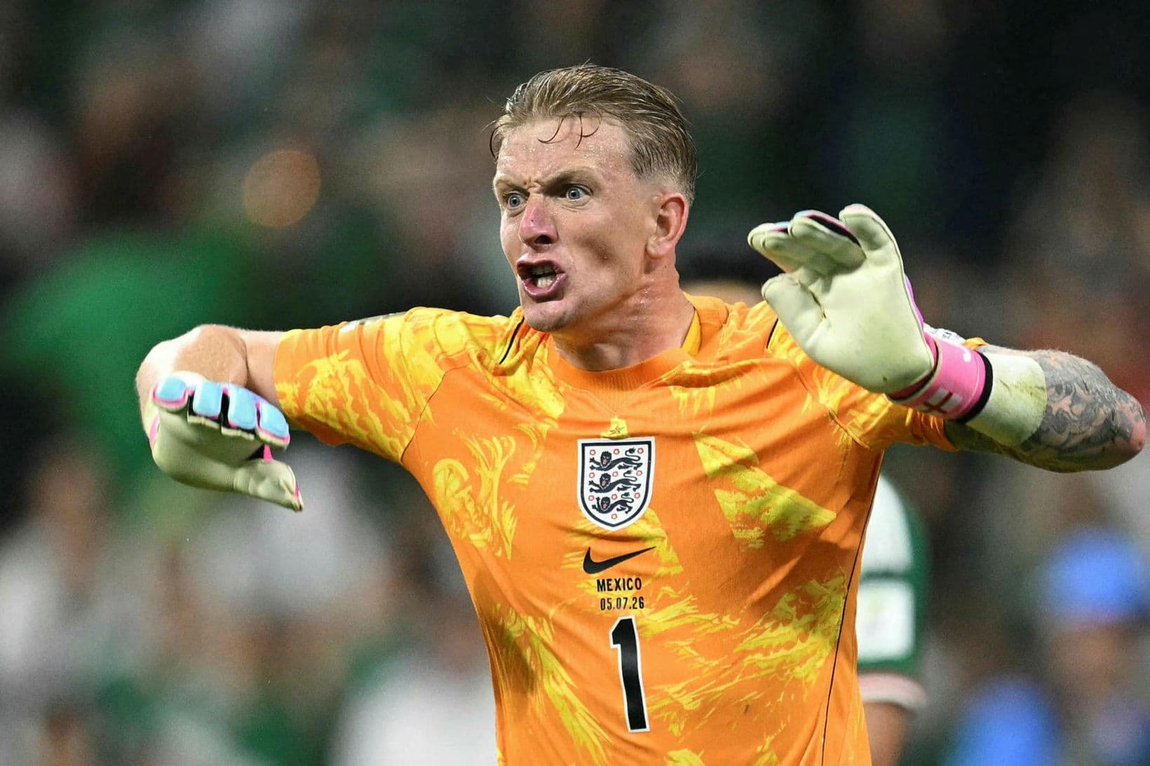 Jordan Pickford slær met