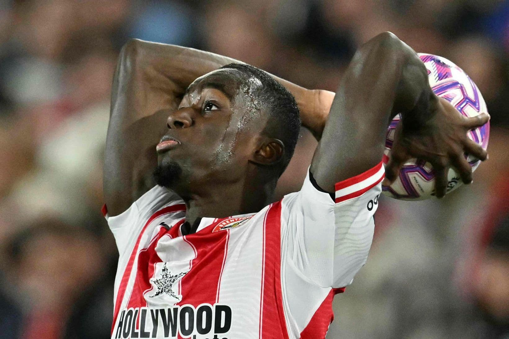 Michael Kayode skrifar undir nýjan samning við Brentford