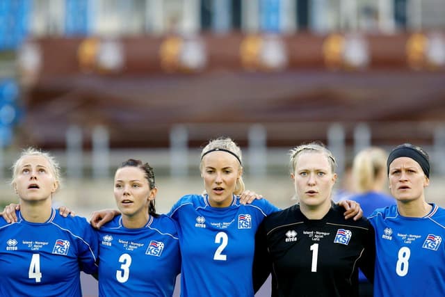 Heiðursgestir á fótboltaleik