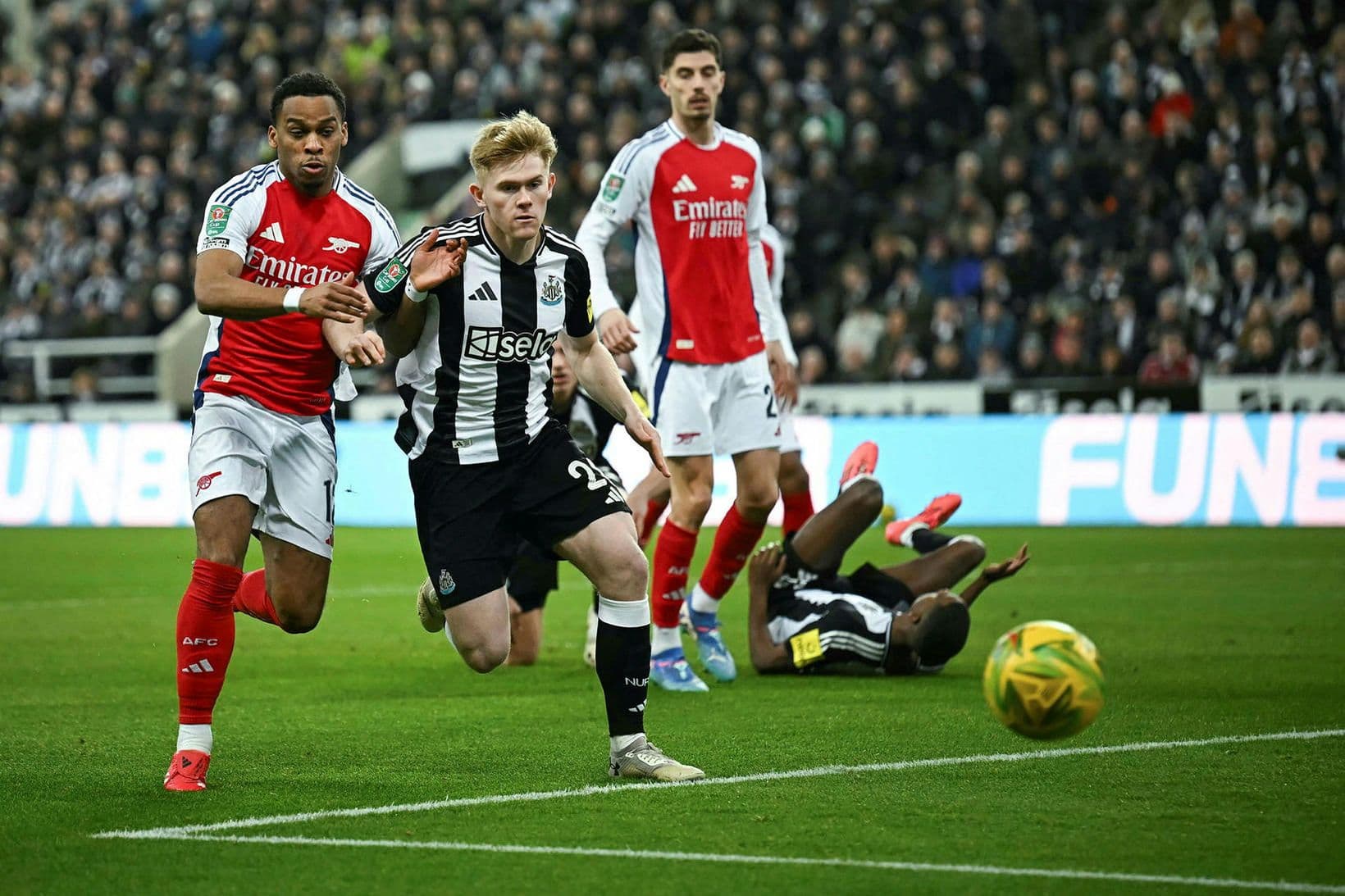 Lewis Hall gæti farið til Manchester United